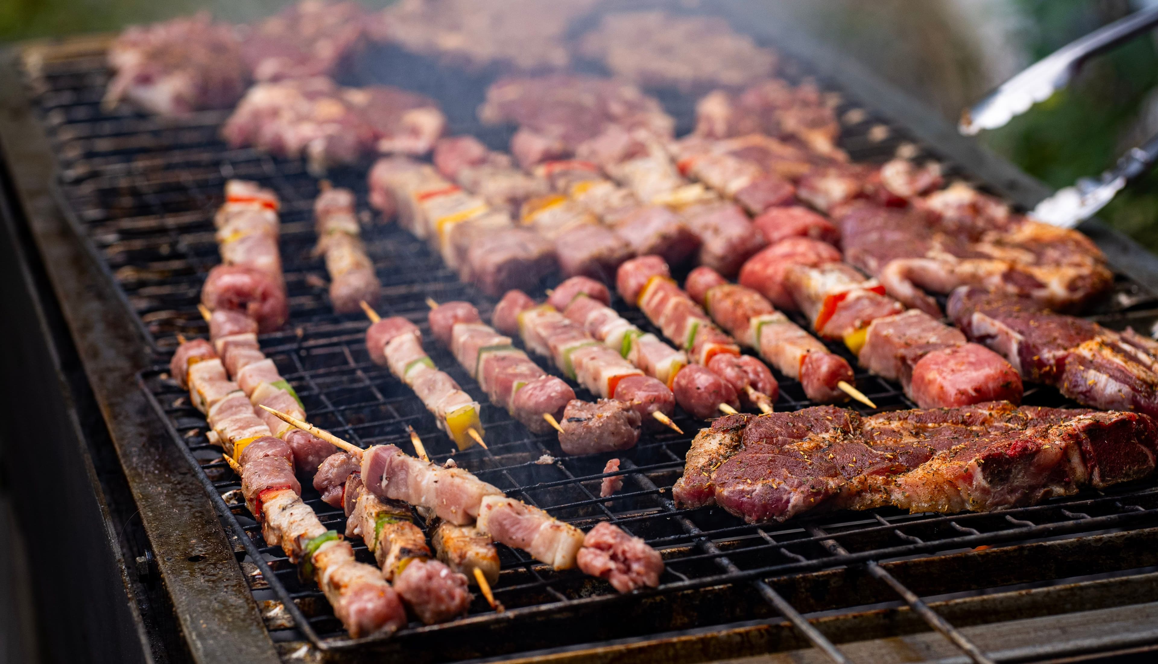 Gedekte tafel klaar voor een BBQ in de tuin
