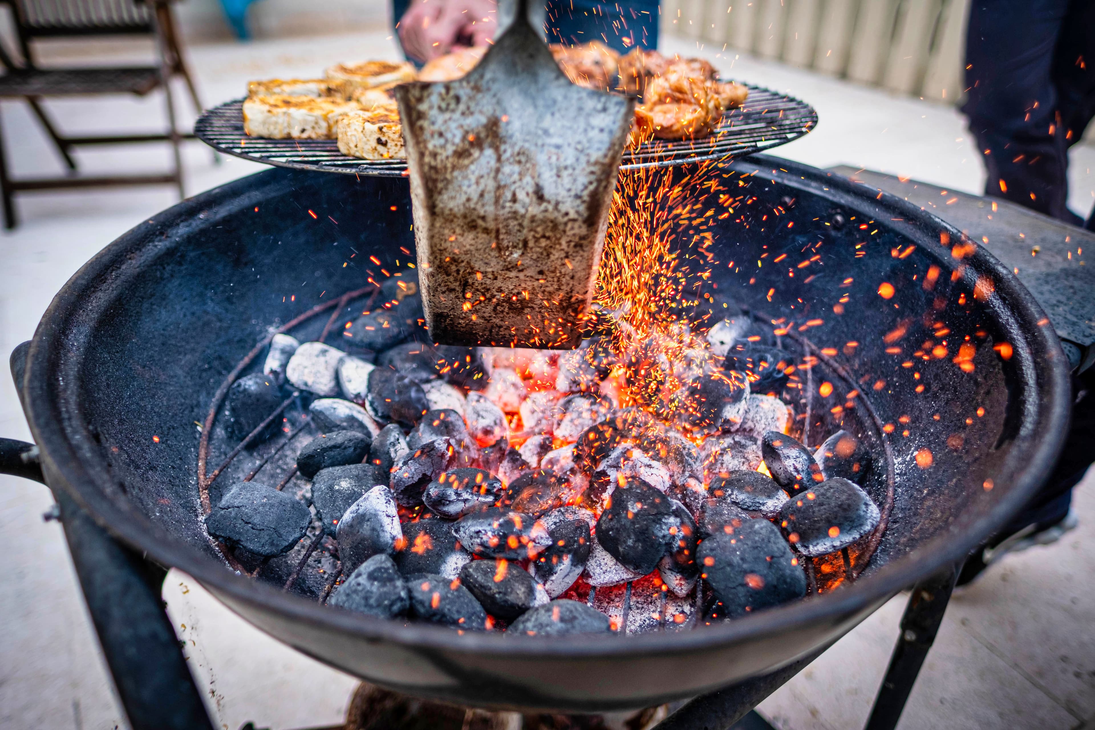 Vlees dat sist op een hete BBQ-grill