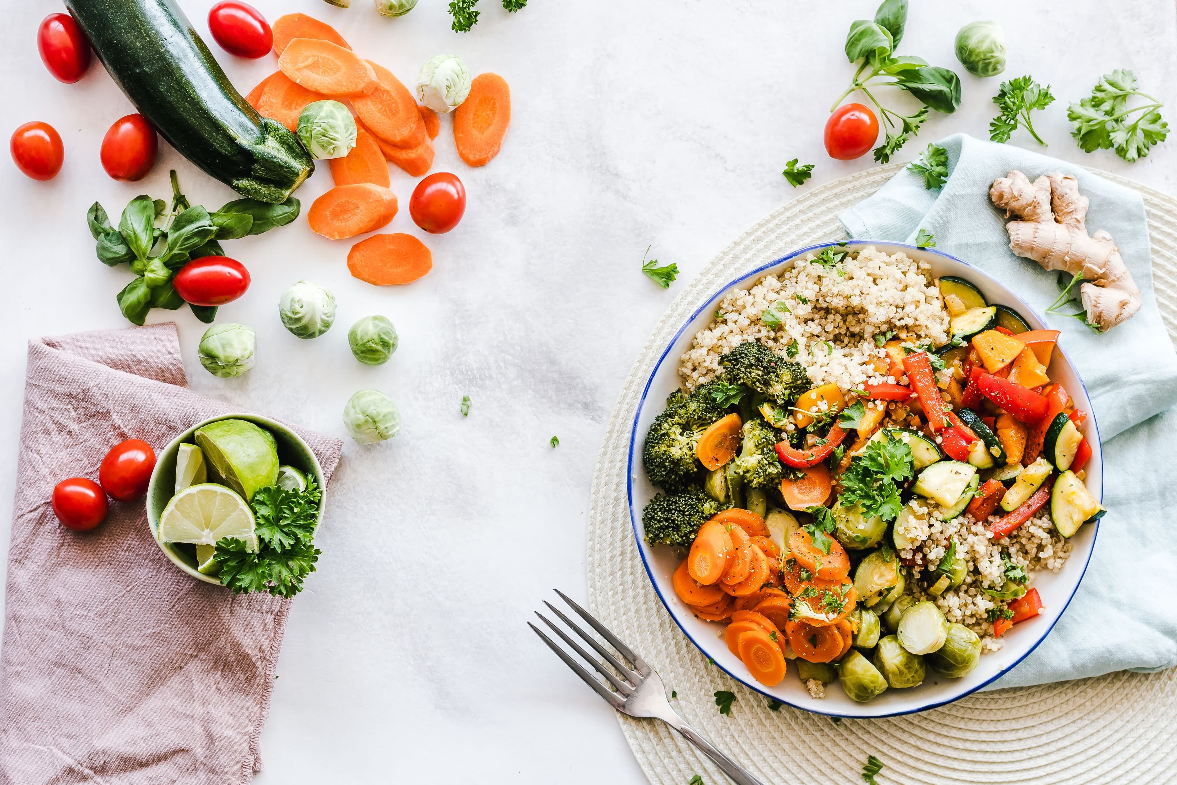 Kleurrijke salades en bijgerechten op tafel